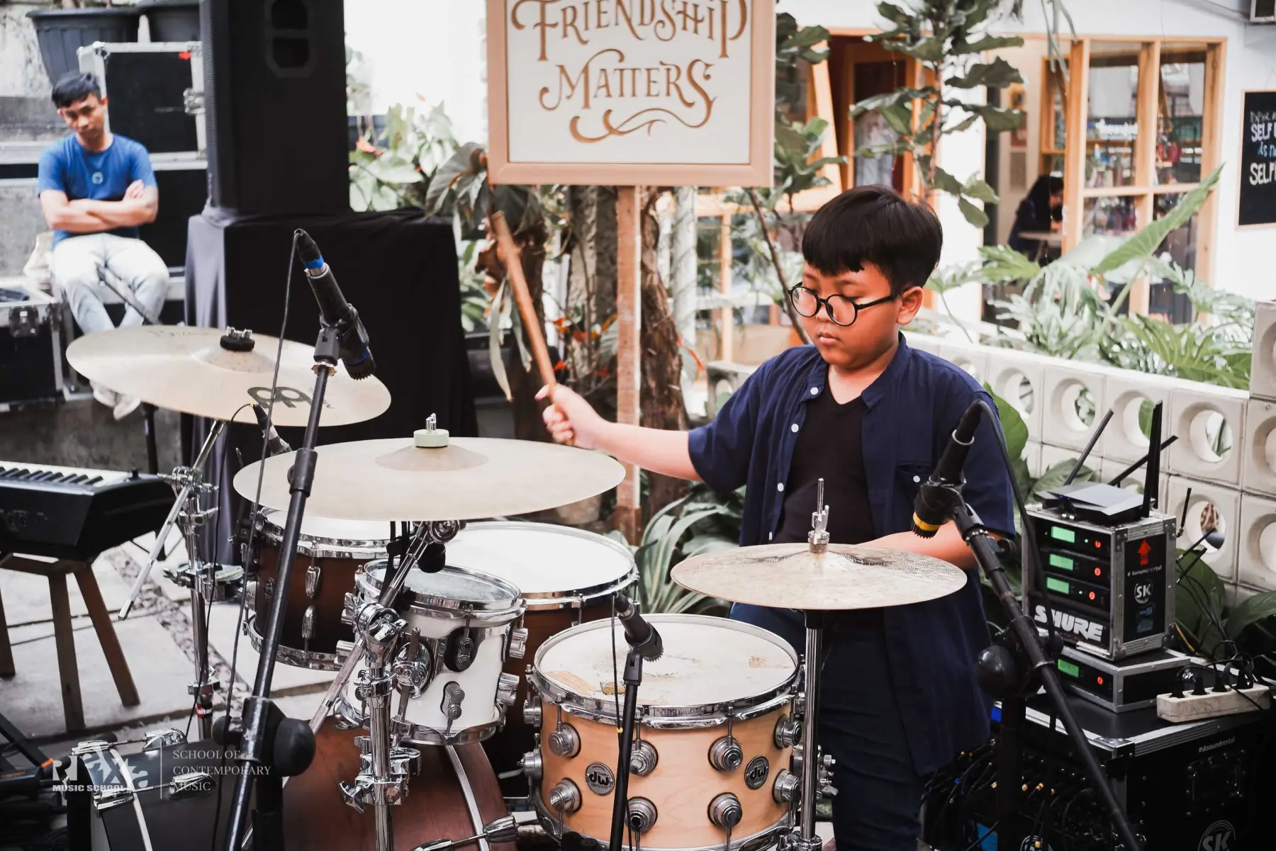 Siswa belajar musik di Rexa Music School