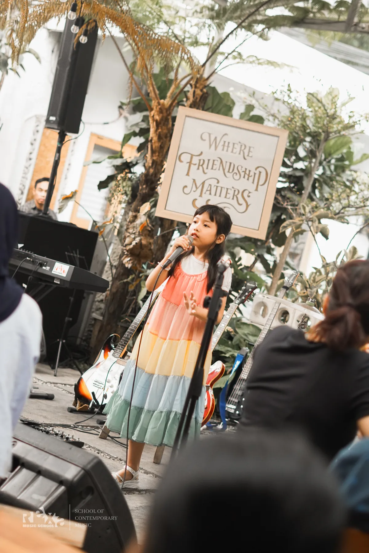 Murid kecil bernyanyi dengan gaun warna-warni di Annual Home Concert 2026