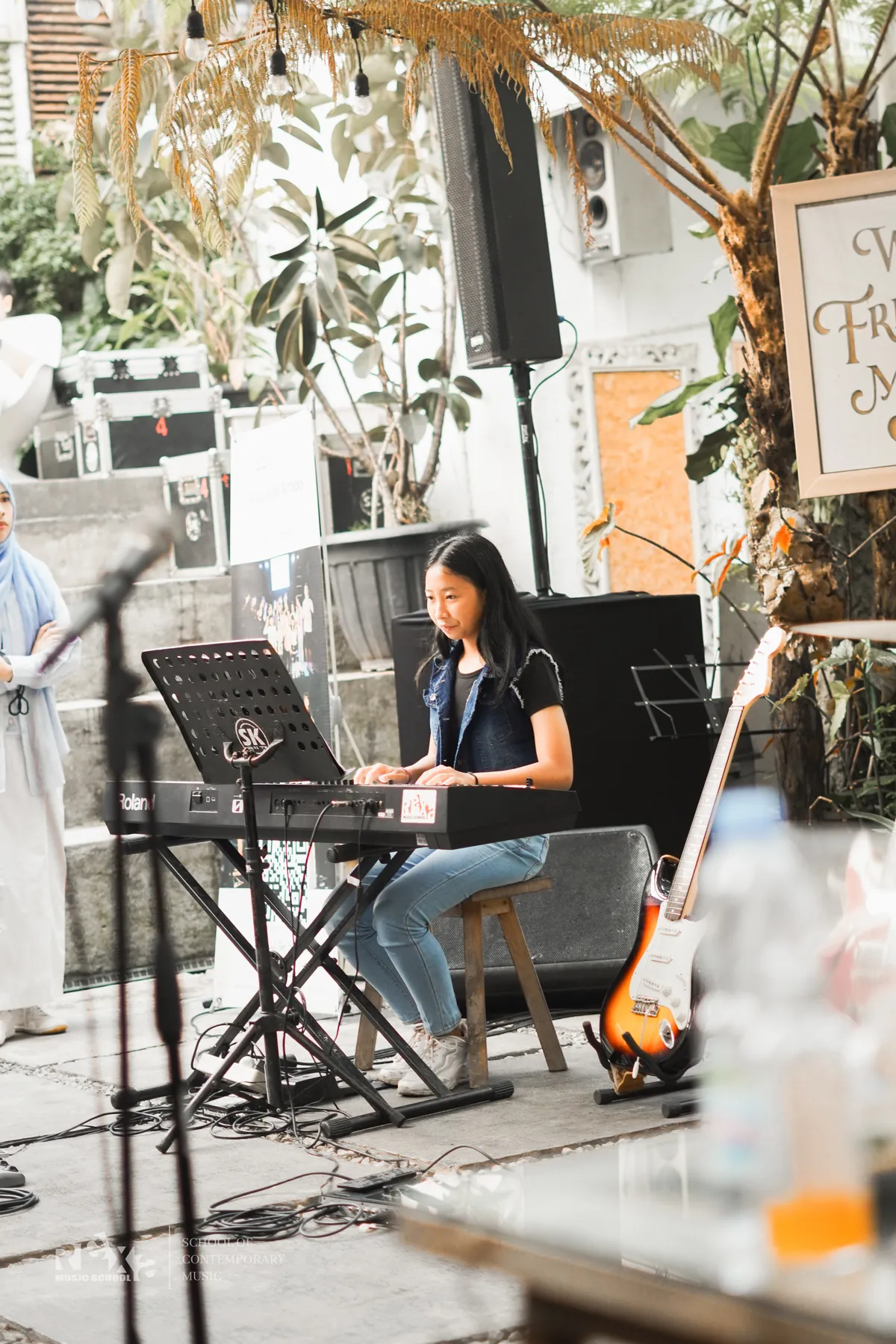 Murid perempuan memainkan keyboard di panggung Annual Home Concert 2026