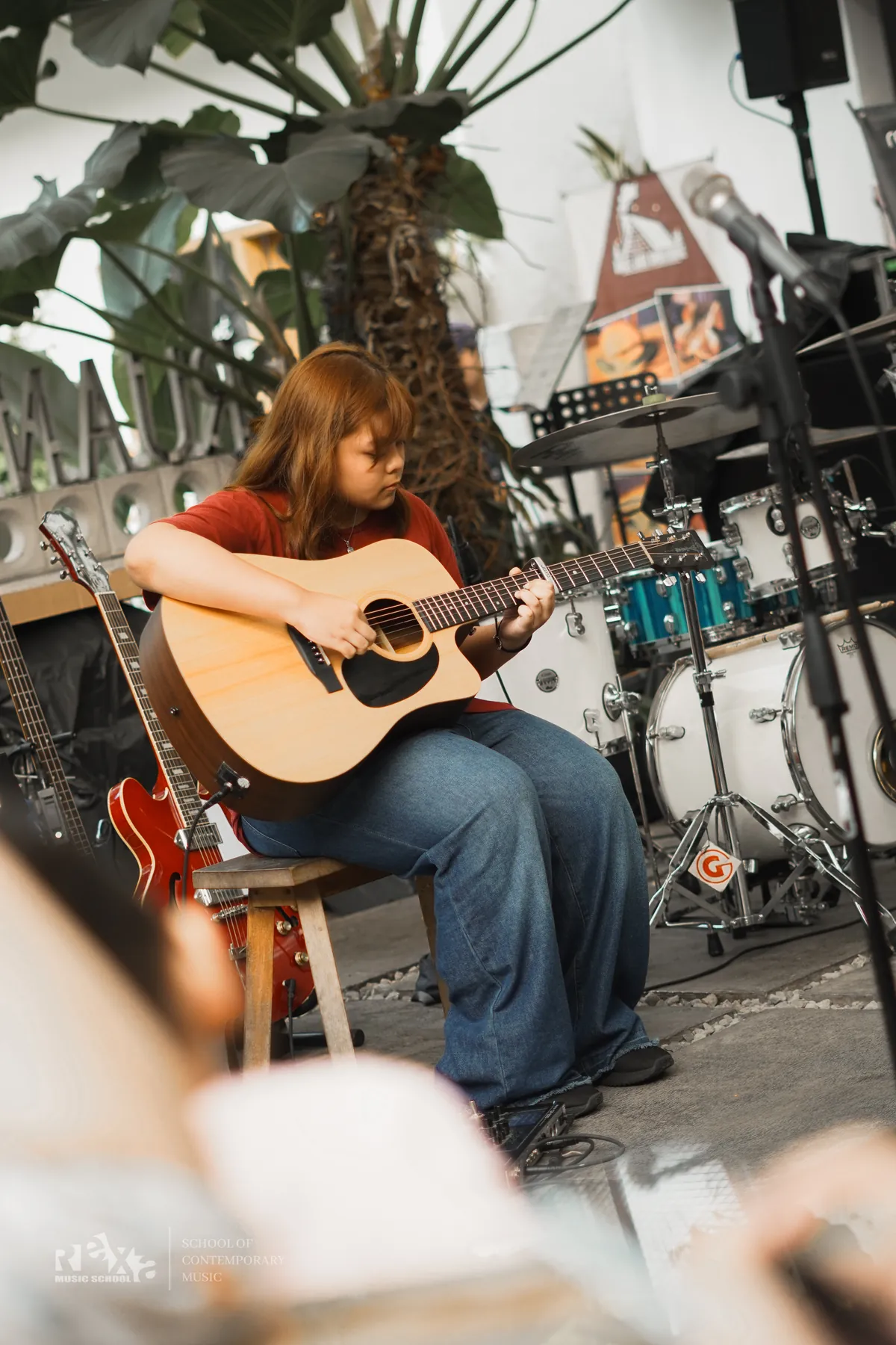 Murid memainkan gitar akustik di Annual Home Concert 2026
