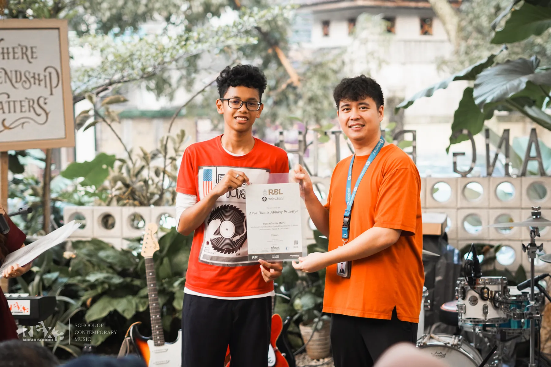 Murid menerima sertifikat RSL Awards di Annual Home Concert 2026