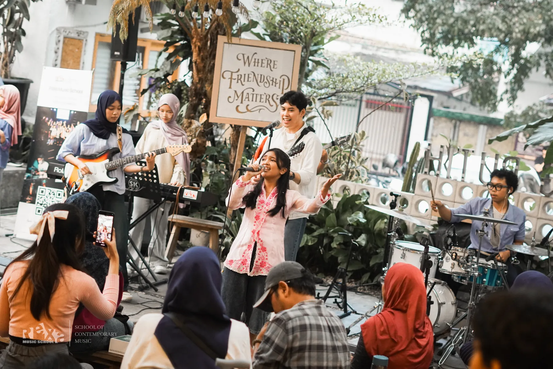 Penampilan band murid di Annual Home Concert 2026, ditonton keluarga