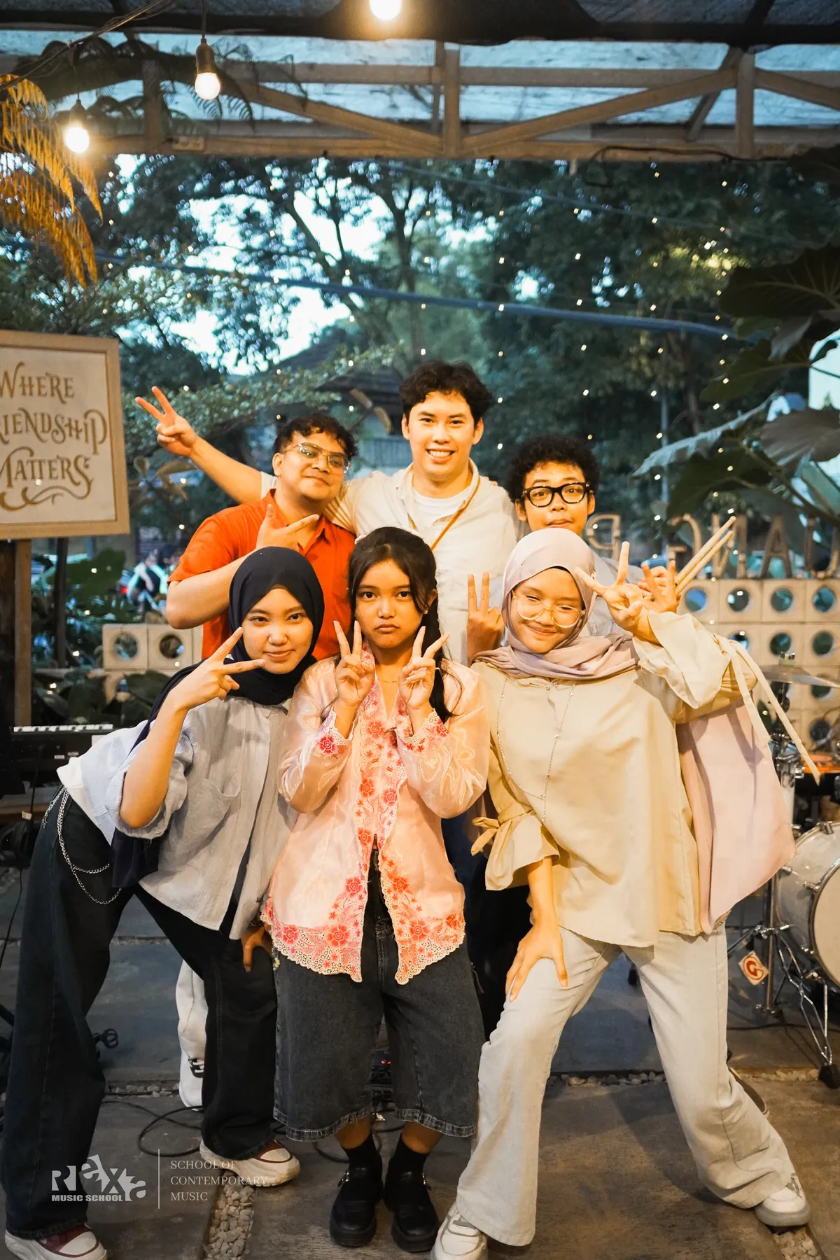 Murid band berfoto bersama setelah tampil
