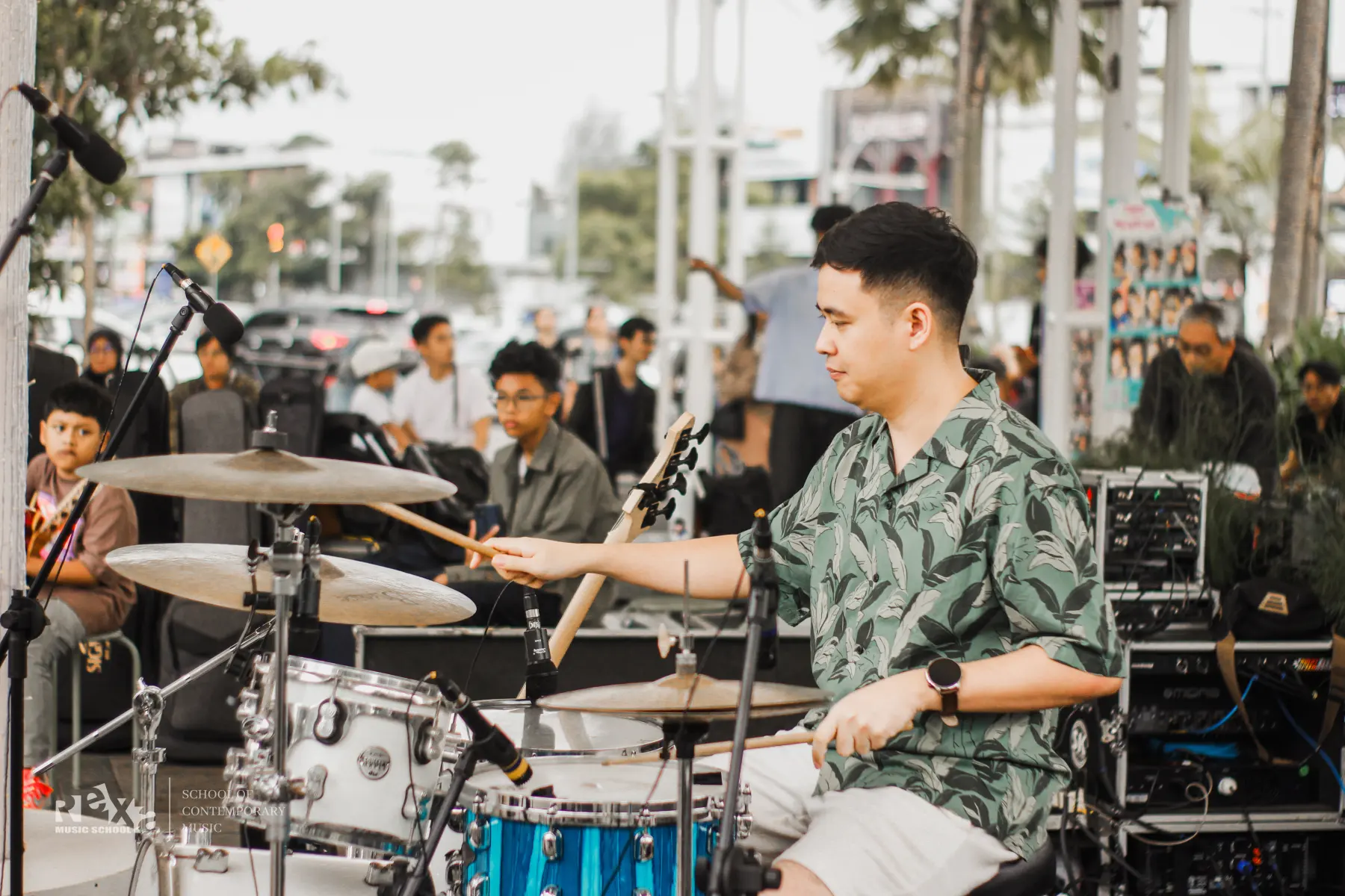 Sesi belajar drum di Rexa Music School