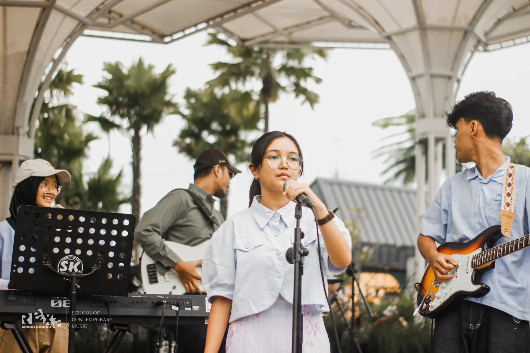 Sesi belajar gitar di Rexa Music School