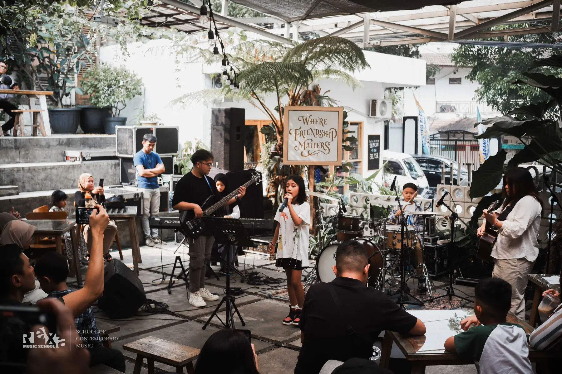 Sesi belajar musik di Rexa Music School